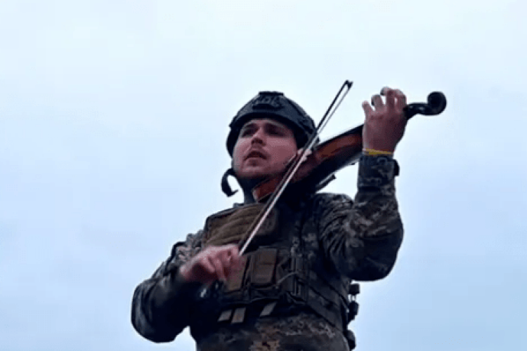 Українців зворушило відео, де захисник України у військовій формі грає на скрипці 