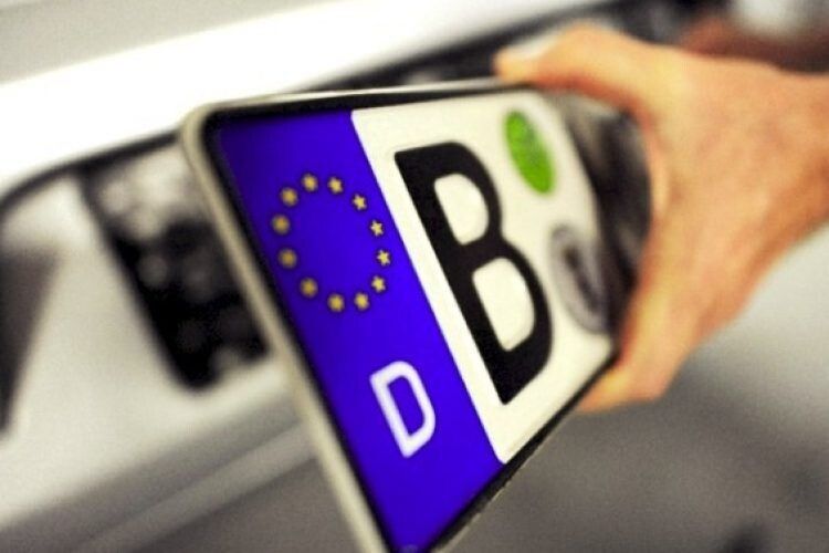 «Заробляють ділки»: Верховна Рада може зупинити безкоштовне розмитнення автівок