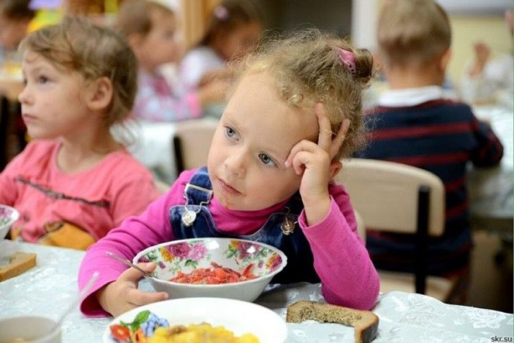 Без сосисок і напівфабрикатів: у школах і садочках годуватимуть дітей по-новому