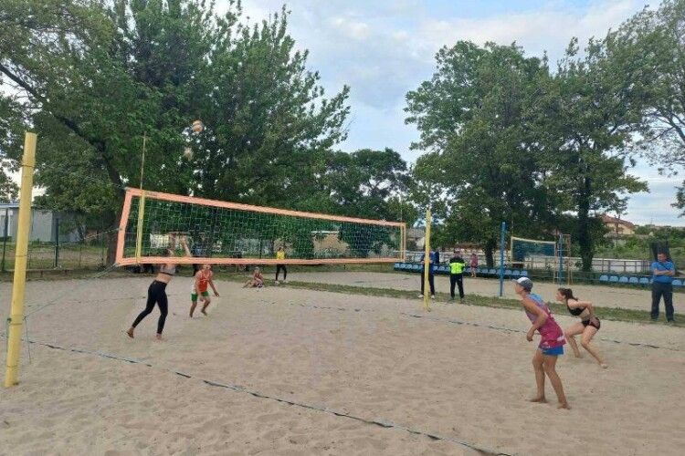 В Ужгороді волейболісти змагалися у благодійному мікс-турнірі (Фото)