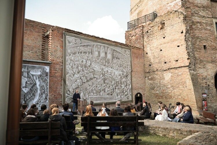 У Луцькому замку стартував цикл лекцій про 600-річчя з'їзду монархів