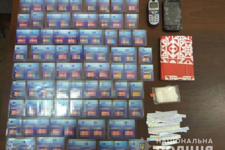 У Рівному злапали молодика, який продавав автолюбителям вже використані талони на пальне