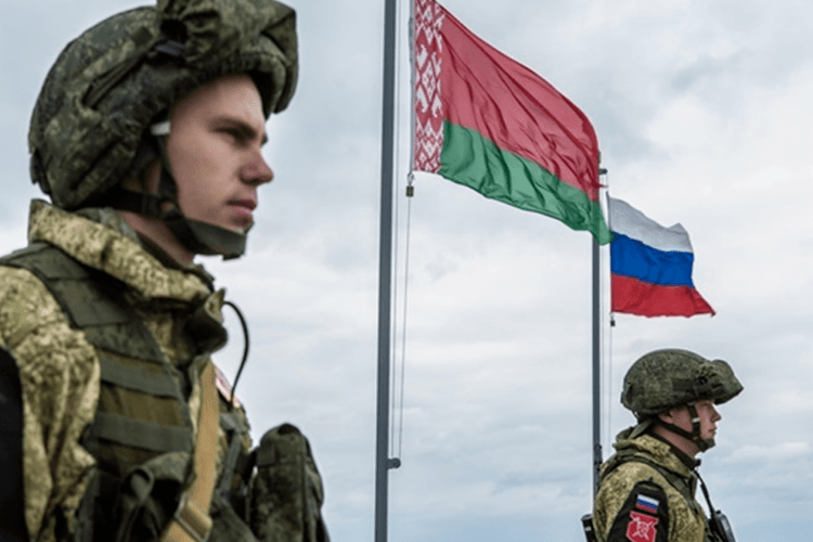 Білоруські війська продовжують окопуватись на кордоні