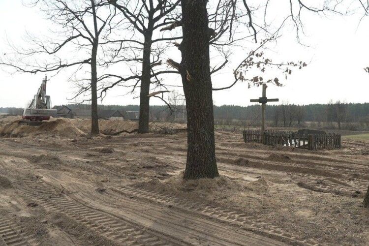 Хто він – невідомий з Углів: на Рівненщині досліджують нетипове поховання чоловіка (Відео)