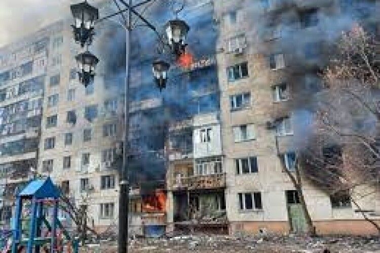 Окупанти обстріляли Лисичанськ, вбили жінку та зруйнували пожежну частину