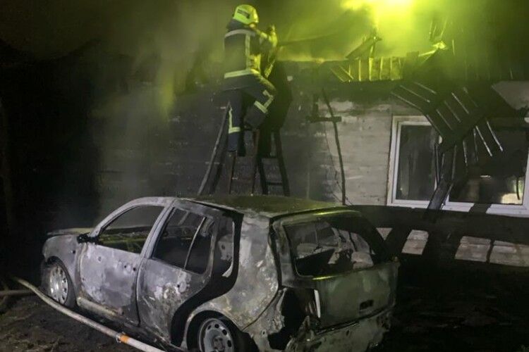 Пожежа на Рівненщині знищила автомобіль і пошкодила житловий будинок