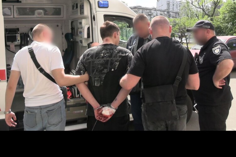 При спробі втечі від росіянина поранений 22-річний юнак випав із 11-го поверху