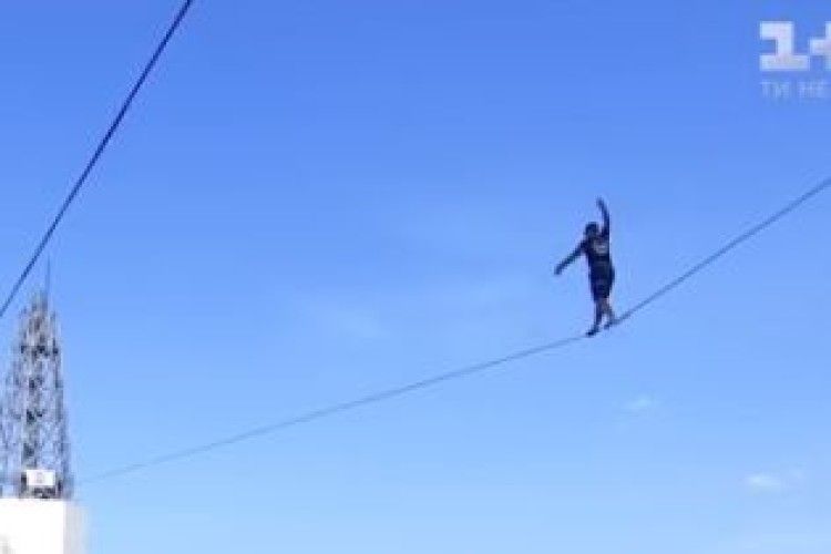 Прогулянка на висоті пташиного польоту: спортсмени босоніж пройшли по мотузці 