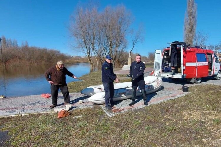 Рятувальники дістали зі Стиру скульптури Голованя, які викинули в річку вандали (Фото, Відео)