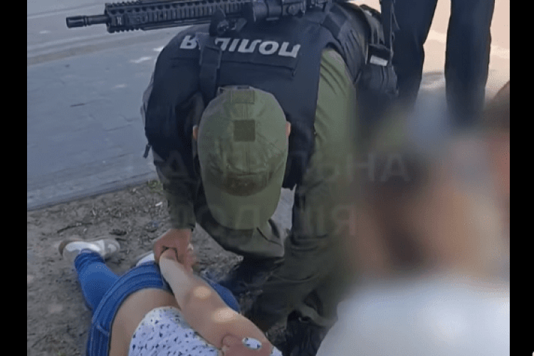 Луцькі патрульні врятували містянку, яка раптово втратила свідомість (Відео)