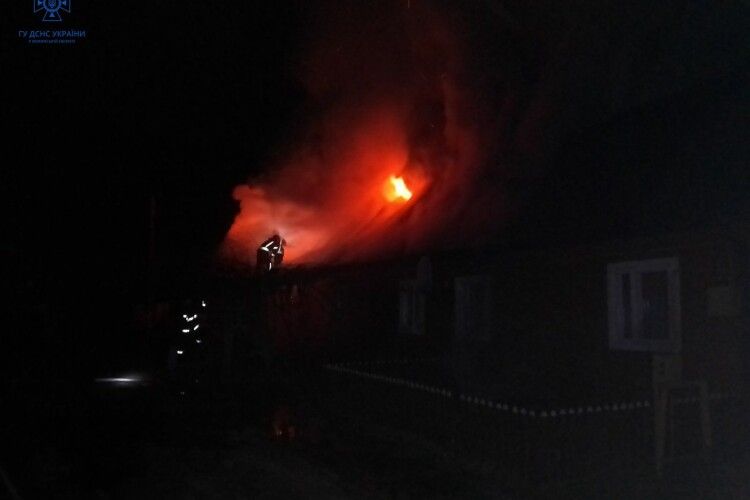 Волинські рятувальники цієї ночі гасили дві пожежі