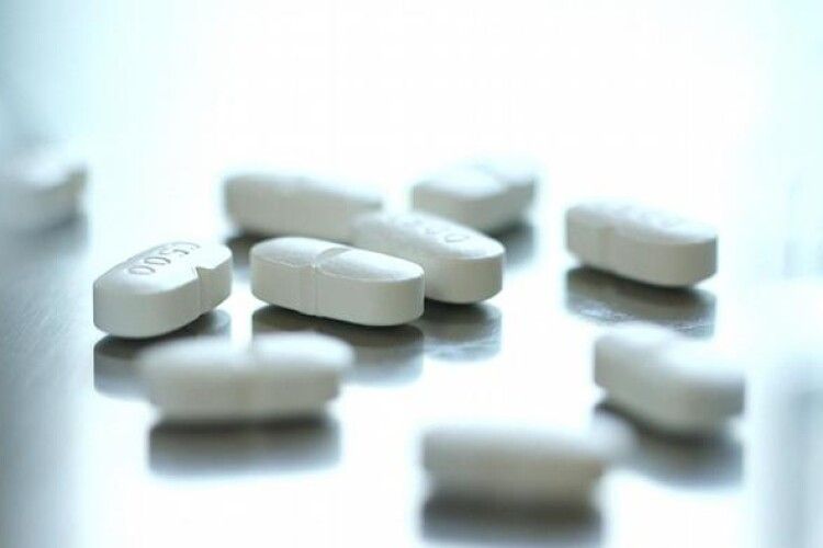 На коронавірус антибіотики не діють: інфекціоніст пояснив, чому й коли їх призначають