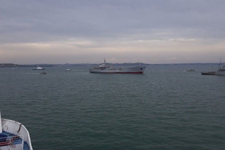 Українські військові кораблі прорвалися в Азовське море під Керченським мостом