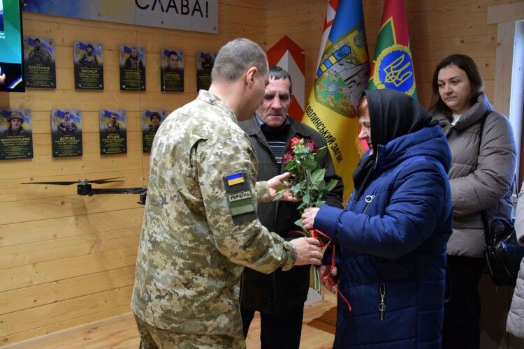 У Луцьку рідним полеглих прикордонників вручили їхні посмертні нагороди