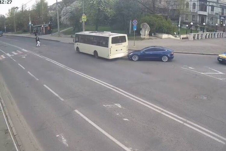 У Луцьку Tesla підрізала маршрутку (Відео)