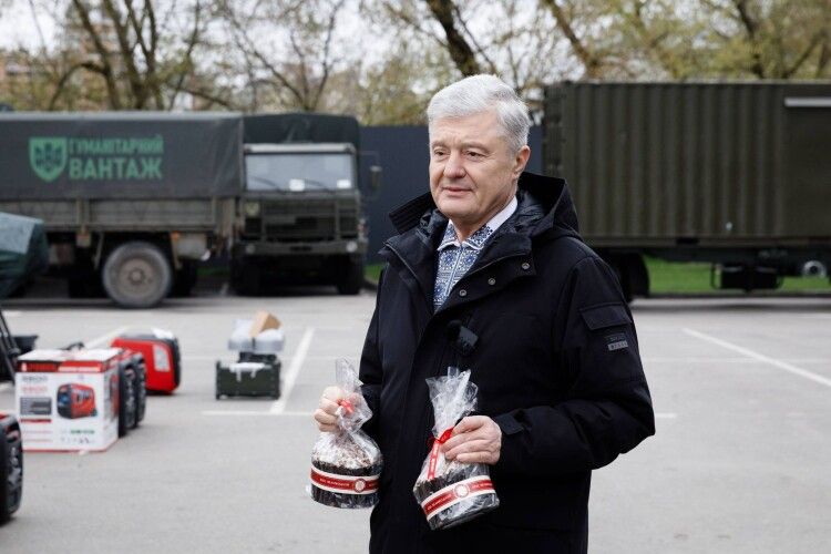 Порошенко передав військовим до Великодня паски, за якими шикуються черги в магазинах