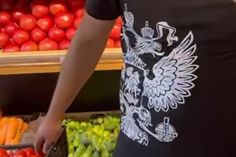 «Здирайте зі шкірою»: мережу обурив працівник столичного магазину у футболці з гербом РФ (Відео)