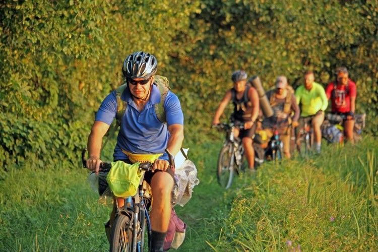 Восьмеро «дикунів» три доби нишпорили Цуманською пущею на велосипедах 