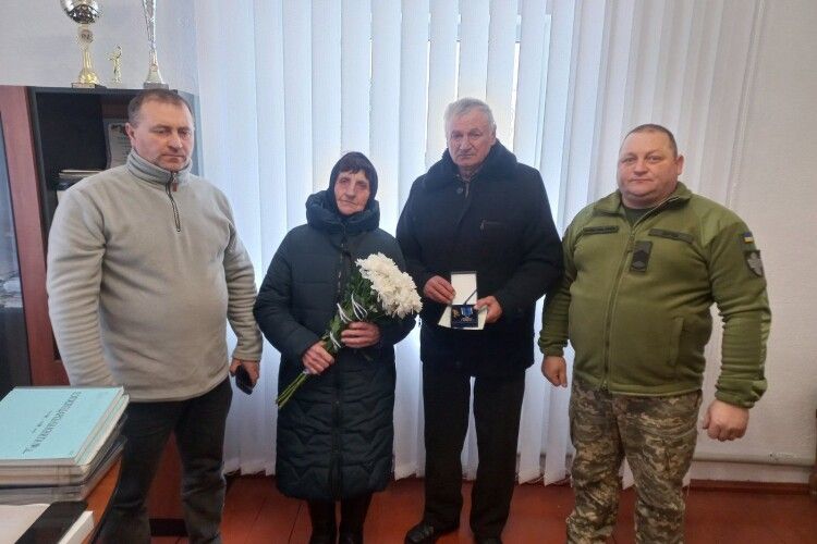 Серце зупинилося під Покровськом: батьки полеглого Воїна з Волині отримали нагороду сина