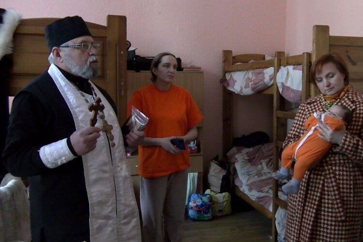 Нехай Бог помагає: Як живуть переселенці в гуртожитку луцького ліцею (Відео, фото)