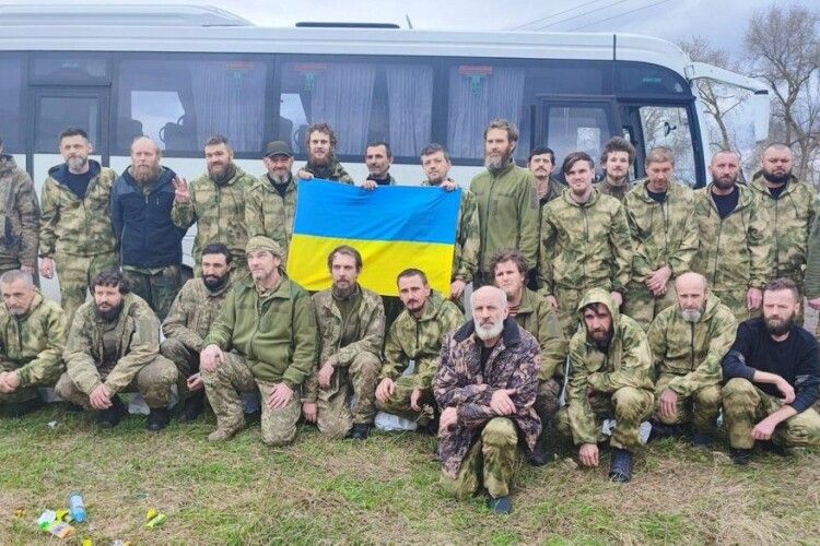 Наші хлопці повертаються: Україна повернула з рф 130 полонених