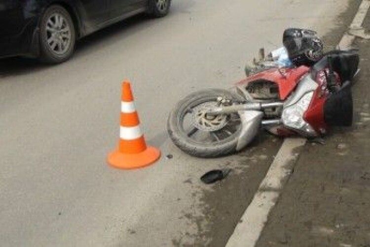 У Черемошному «Mercedes» збив мотоцикліста
