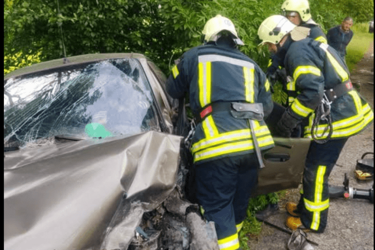 На Волині рятувальники деблокували водія з понівеченого авто