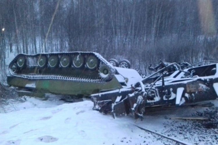 У Росії військовий ешелон з танками зійшов з рейок