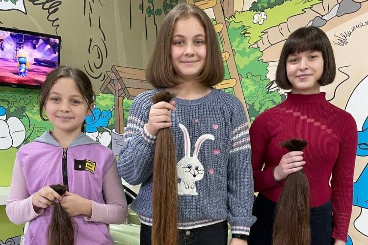 Три сестрички-школярки відрізали своє волосся для перук онкохворим діткам