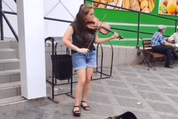 Олег Скрипка показав дівчинку, яка грала пісню «ВВ» на вулиці. Вона загинула під час обстрілу в Слов'янську (Відео)