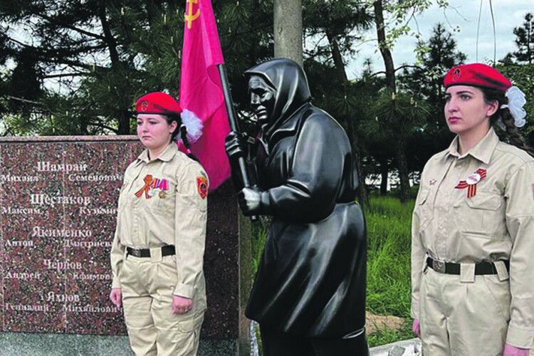 «Бабка з радянським прапором», якій росіяни ставили пам’ятники, тепер проклинає окупантів