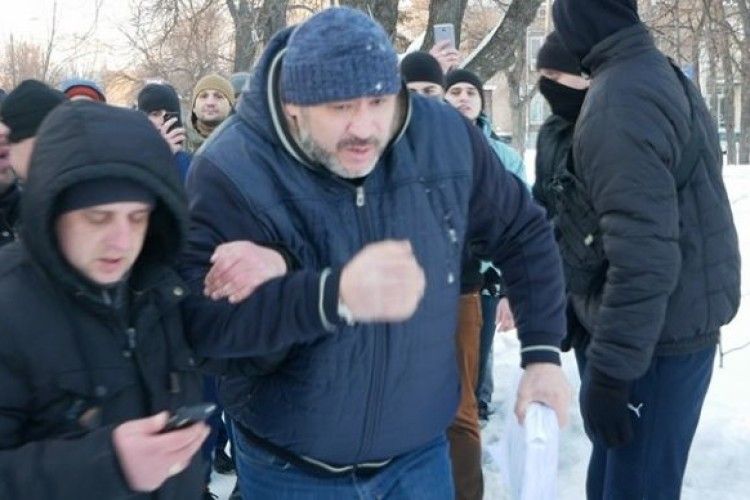 Плювалися й копали – Крисіна вкрай недружньо зустріли на виході із суду