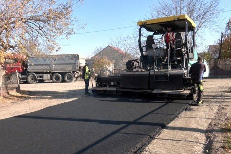 У Луцьку латають дороги, готуючись до зими (Відео)