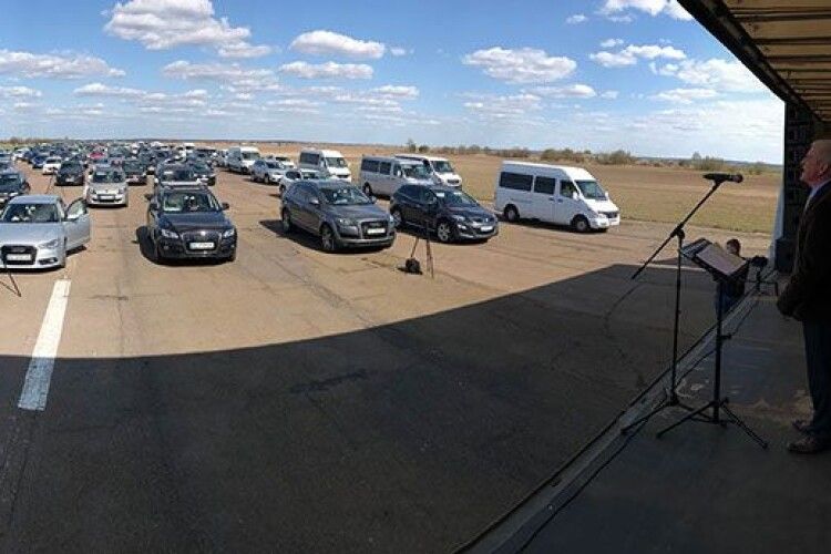 440 автівок на аеродоромі поблизу Луцька і загадкова смерть волинянина у Польщі
