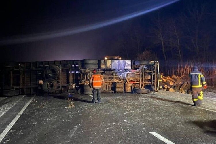 На Рівненщині перекинулася вантажівка з колодами і перекрила рух (Фото)