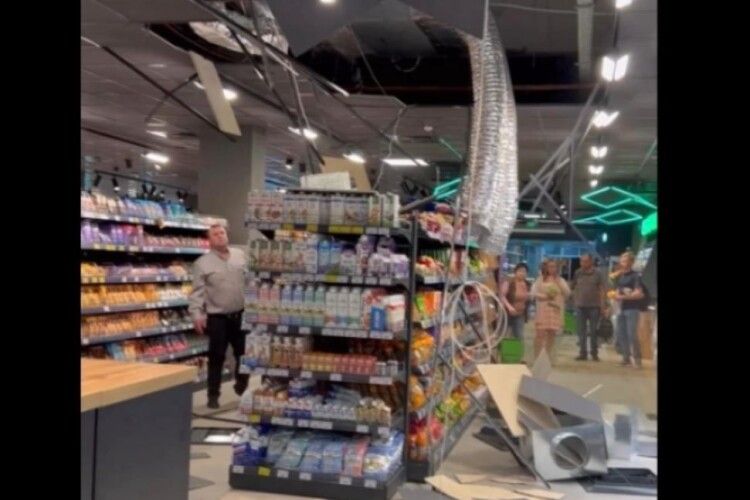 «Щойно там проходила!»: у рівненському супермаркеті раптово впала стеля (Відео)
