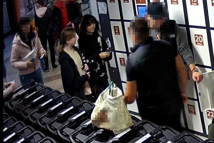 У Луцьку двоє дівчат вкрали з камери схову в гіпермаркеті чужі речі (Фото)