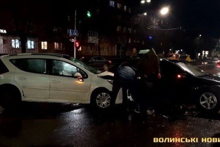 У Луцьку зіткнулися два легковики (Фото)