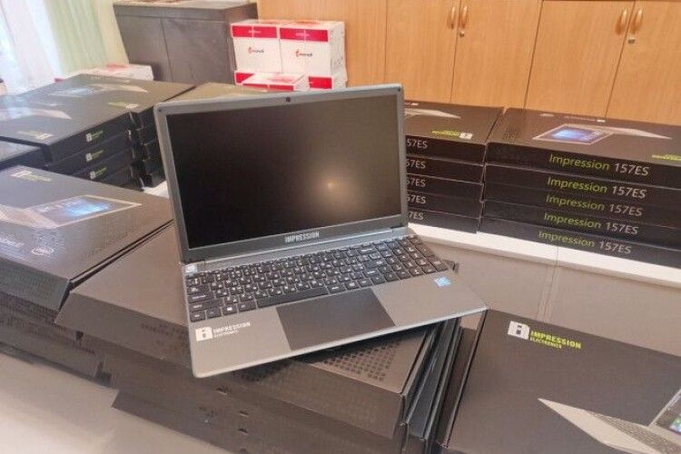 На Волинь прибули перші 700 ноутбуків для вчителів. Відомо, де роздаватимуть сьогодні