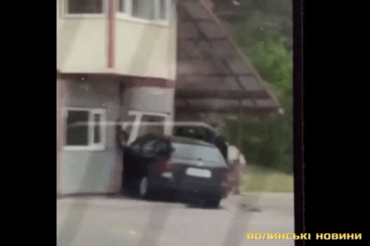 На Волині авто влетіло у блокпост: постраждали двоє людей (Відео)