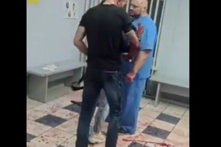 У Рівному п’яного чоловіка привезли до лікарні, а той напав на травматолога