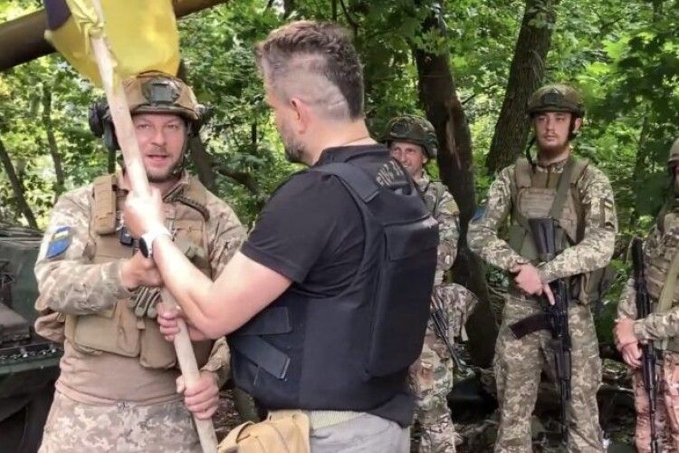 Прапор з фронту піднімуть на саміті НАТО – Степан Барна передав його учасникам марафону