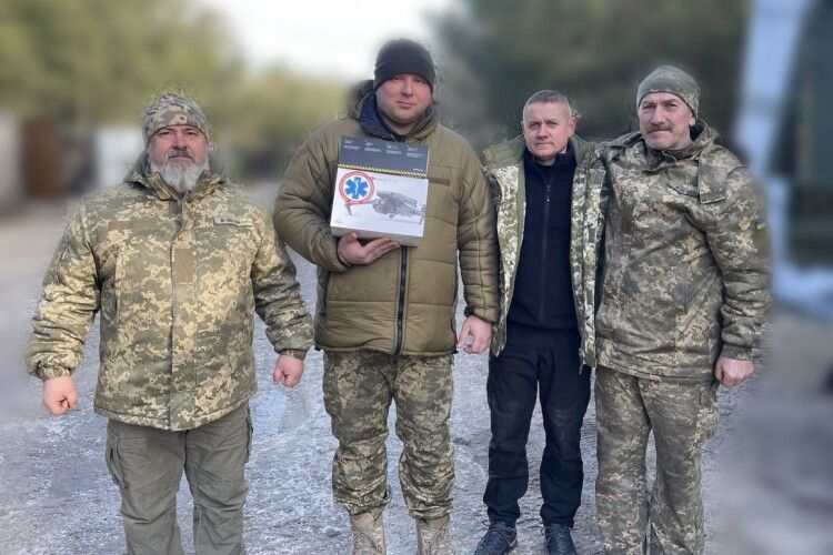 Волинським захисникам на фронт передали дрони та пакунки виживання 