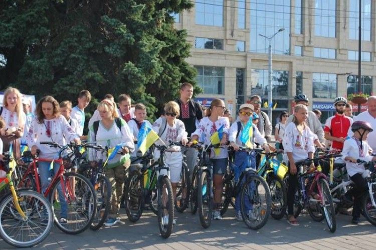 У Луцьку відбувся велопробіг у вишиванках