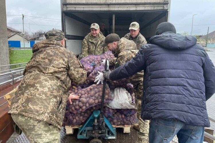 Волинські тероборонівці розвезли їжу мешканцям Донеччини