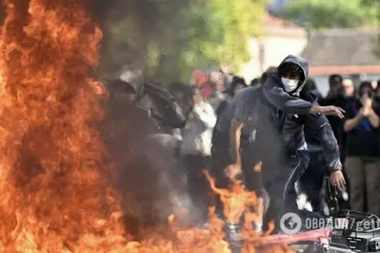 У Франції 24 школи підпалені або розгромлені через протести