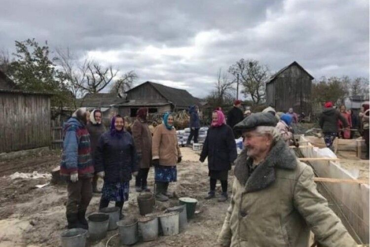 Селяни на Поліссі взялися самотужки будувати храм Московського патріархату