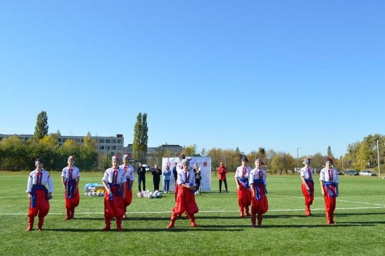На новому футбольному полі у Ковелі танцювали козаки