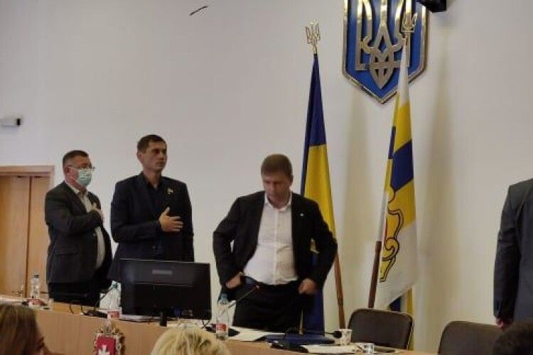 Руки в боки: голова Рівненської ОДА в зневажливій позі слухав Гімн