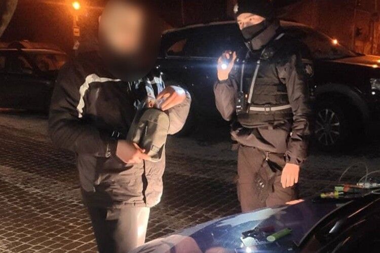 Переходив вулицю поза «зеброю»: луцькі патрульні виявили чоловіка з наркотиками